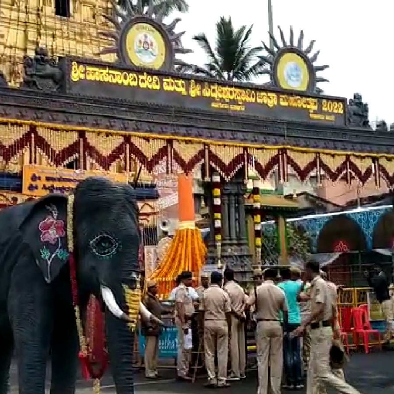 ಹಾಸನ:  ವರ್ಷಕ್ಕೆ ಒಮ್ಮೆ ಮಾತ್ರ ದರ್ಶನ ನೀಡುವ ಹಾಸನದ ಅಧಿದೇವತೆ ಹಾಸನಾಂಬೆ ದೇಗುಲದ ಬಾಗಿಲು ತೆರೆಯಲಾಗಿದ್ದು ಇಂದು 2ನೇ ದಿನದ ದರ್ಶನಕ್ಕೆ ಜನ ಸಾಗರವೇ ಹರಿದು ಬಂದಿದೆ. ಸಾರ್ವಜನಿಕ ದರ್ಶನದ ಎರಡನೇ ದಿನ ಭಾರಿ ಸಂಖ್ಯೆಯಲ್ಲಿ ಭಕ್ತರು ಲಗ್ಗೆ ಇಟ್ಟಿದ್ದಾರೆ. 