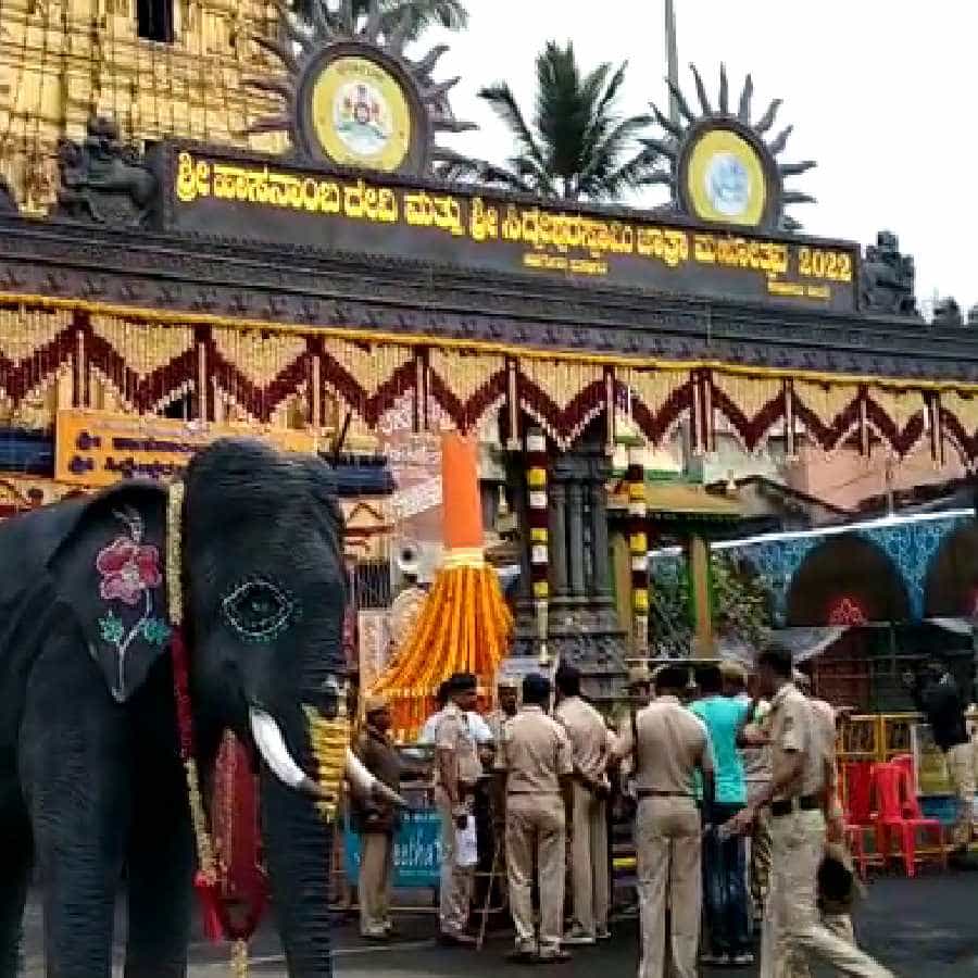 ಹಾಸನ: ವರ್ಷಕ್ಕೆ ಒಮ್ಮೆ ಮಾತ್ರ ದರ್ಶನ ನೀಡುವ ಹಾಸನದ ಅಧಿದೇವತೆ ಹಾಸನಾಂಬೆ ದೇಗುಲದ ಬಾಗಿಲು ತೆರೆಯಲಾಗಿದ್ದು ಇಂದು 2ನೇ ದಿನದ ದರ್ಶನಕ್ಕೆ ಜನ ಸಾಗರವೇ ಹರಿದು ಬಂದಿದೆ. ಸಾರ್ವಜನಿಕ ದರ್ಶನದ ಎರಡನೇ ದಿನ ಭಾರಿ ಸಂಖ್ಯೆಯಲ್ಲಿ ಭಕ್ತರು ಲಗ್ಗೆ ಇಟ್ಟಿದ್ದಾರೆ.