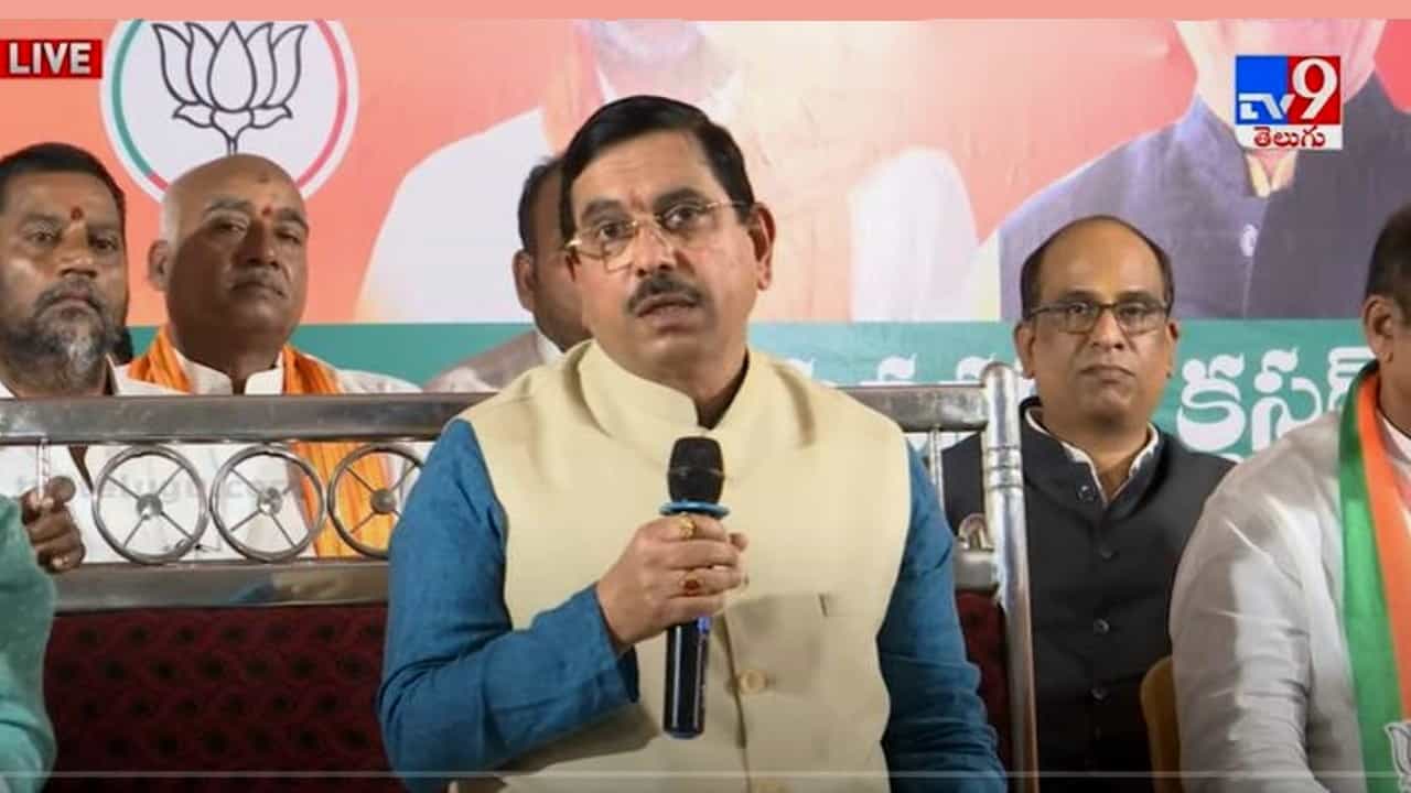 ಸಿಎಂ ಚಂದ್ರಶೇಖರರಾವ್,​ ನಡ್ಡಾ ಅವರ ಕ್ಷಮೆಯಾಚಿಸಬೇಕು -ಆಡಳಿತಾರೂಢ ಟಿಆರ್‌ಎಸ್ ವಿರುದ್ಧ ಕೇಂದ್ರ ಸಚಿವ ಜೋಶಿ ತೀವ್ರ ವಾಗ್ದಾಳಿ