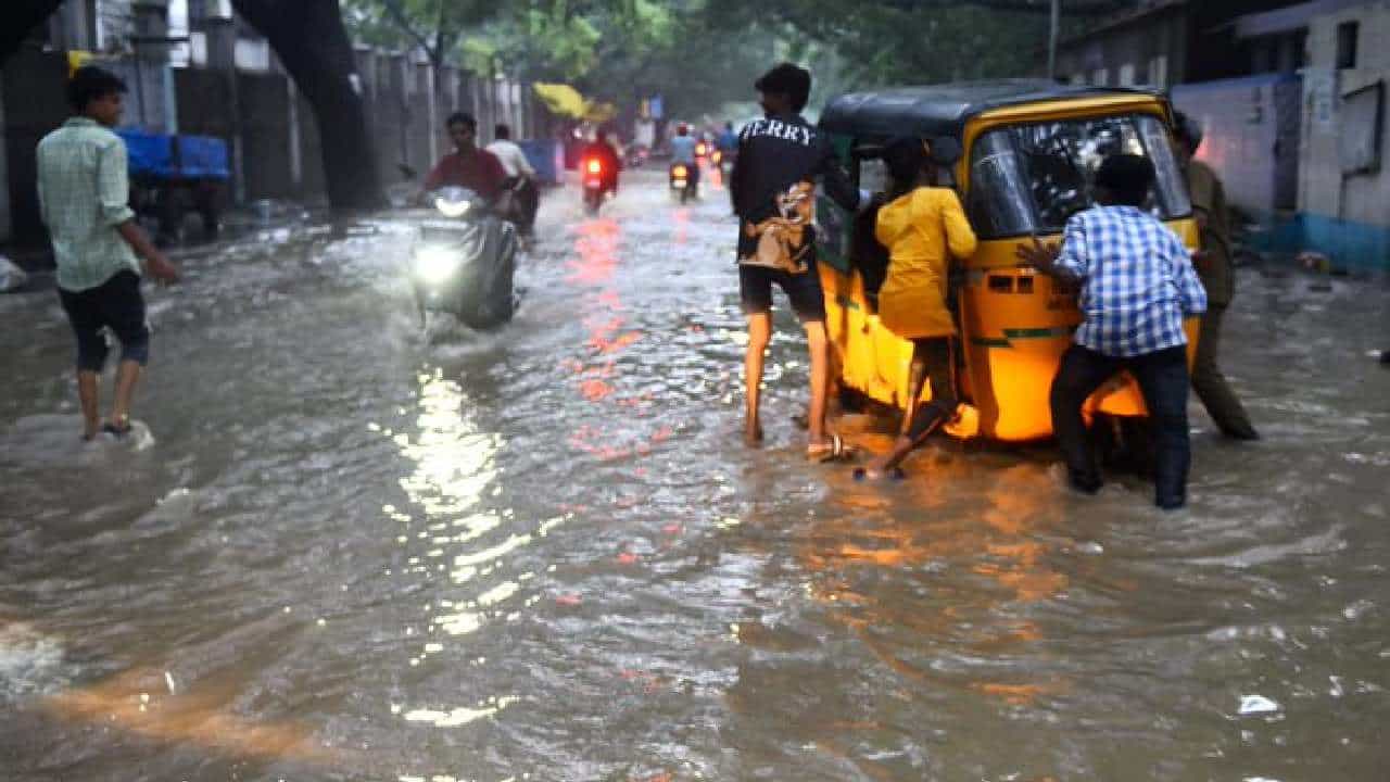 Karnataka Rains: ಬೆಂಗಳೂರಿನಲ್ಲಿ ಇನ್ನೂ ಎರಡು ದಿನ ಭಾರೀ ಮಳೆ, ರಾಜ್ಯದ ಉದ್ದಗಲಕ್ಕೂ ಮುಂದುವರೆದ ವರ್ಷಧಾರೆ Karnataka Rains: ಬೆಂಗಳೂರಿನಲ್ಲಿ ಇನ್ನೂ ಎರಡು ದಿನ ಭಾರೀ ಮಳೆ, ರಾಜ್ಯದ ಉದ್ದಗಲಕ್ಕೂ ಮುಂದುವರೆದ ವರ್ಷಧಾರೆ