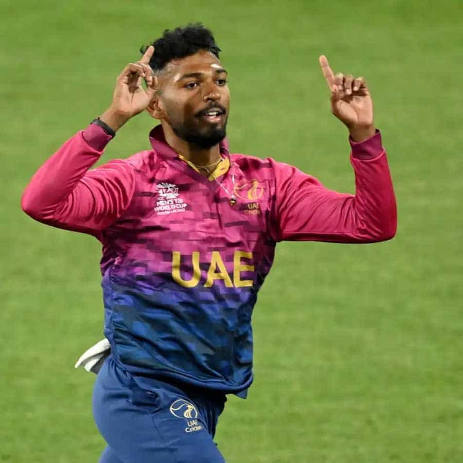 8ನೇ ಆವೃತ್ತಿಯ ಟಿ20 ವಿಶ್ವಕಪ್ನ ಅರ್ಹತಾ ಸುತ್ತಿನಲ್ಲೇ ದಾಖಲೆ ಸೃಷ್ಟಿಯಾಗಿದೆ. ಶ್ರೀಲಂಕಾ ವಿರುದ್ಧದ ಪಂದ್ಯದಲ್ಲಿ ಯುಎಇ ಸ್ಪಿನ್ನರ್ ಕಾರ್ತಿಕ್ ಮೇಯಪ್ಪನ್ ಈ ಸೀಸನ್ನ ಮೊದಲ ಹ್ಯಾಟ್ರಿಕ್ ಪಡೆದು ದಾಖಲೆ ಬರೆದಿದ್ದಾರೆ. ಕಾರ್ತಿಕ್, ರಾಜಪಕ್ಸೆ, ಅಸಲಂಕಾ ಮತ್ತು ಶನಕ ಅವರನ್ನು ಸತತ ಮೂರು ಎಸೆತಗಳಲ್ಲಿ ಔಟ್ ಮಾಡುವ ಮೂಲಕ ಇತಿಹಾಸ ಸೃಷ್ಟಿಸಿದರು. ಮೆಯ್ಯಪ್ಪನ್ ಅಂತರಾಷ್ಟ್ರೀಯ ಟಿ20ಯಲ್ಲಿ ಹ್ಯಾಟ್ರಿಕ್ ವಿಕೆಟ್ ಪಡೆದ ಮೊದಲ ಯುಎಇ ಬೌಲರ್ ಆಗಿದ್ದು, ಹಾಗೆಯೇ ಟಿ20 ವಿಶ್ವಕಪ್ನಲ್ಲಿ ಹ್ಯಾಟ್ರಿಕ್ ವಿಕೆಟ್ ಪಡೆದ ಐದನೇ ಬೌಲರ್ ಆಗಿದ್ದಾರೆ.