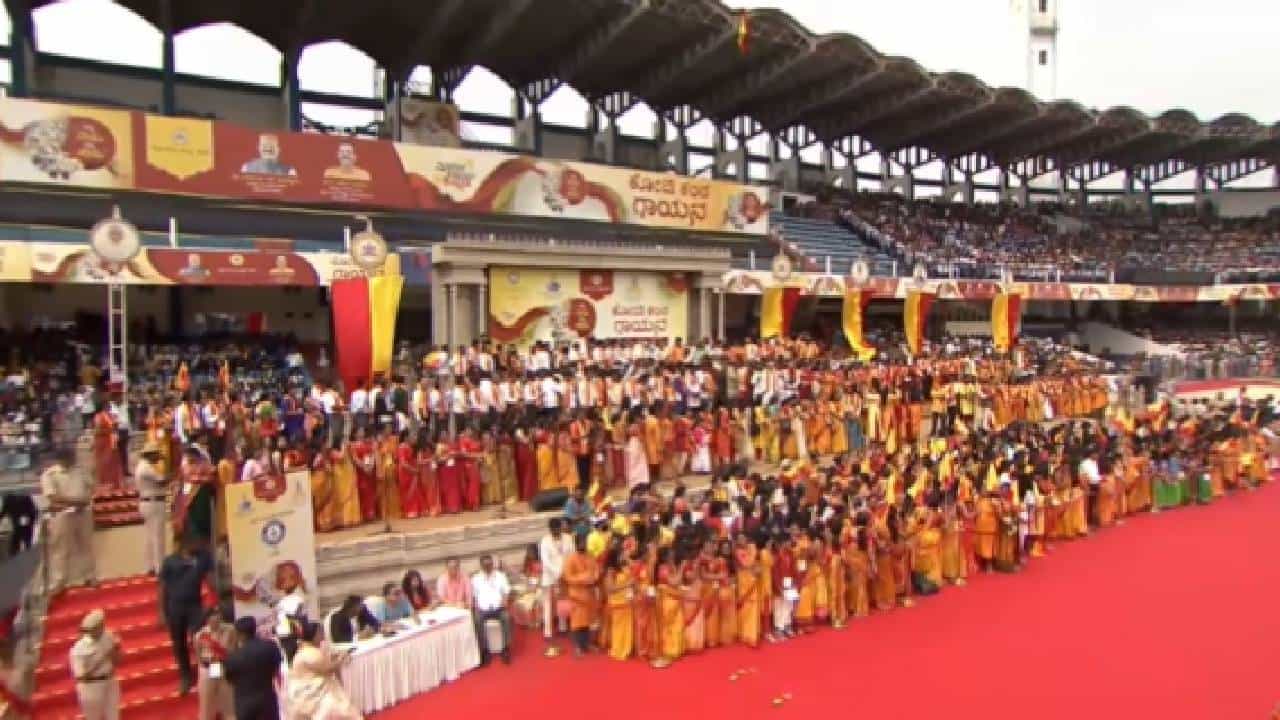 ಬೆಂಗಳೂರಿನಲ್ಲಿ ಕೋಟಿ ಕಂಠ ಗಾಯನ ಕಾರ್ಯಕ್ರಮಕ್ಕೆ ಸಿಎಂ ಬೊಮ್ಮಾಯಿ ಚಾಲನೆ: ಕೈಲಿ ಕನ್ನಡ ಬಾವುಟ, ಗೀತೆಗಳ ಅನುರಣನ ಬೆಂಗಳೂರಿನಲ್ಲಿ ಕೋಟಿ ಕಂಠ ಗಾಯನ ಕಾರ್ಯಕ್ರಮಕ್ಕೆ ಸಿಎಂ ಬೊಮ್ಮಾಯಿ ಚಾಲನೆ: ಕೈಲಿ ಕನ್ನಡ ಬಾವುಟ, ಗೀತೆಗಳ ಅನುರಣನ