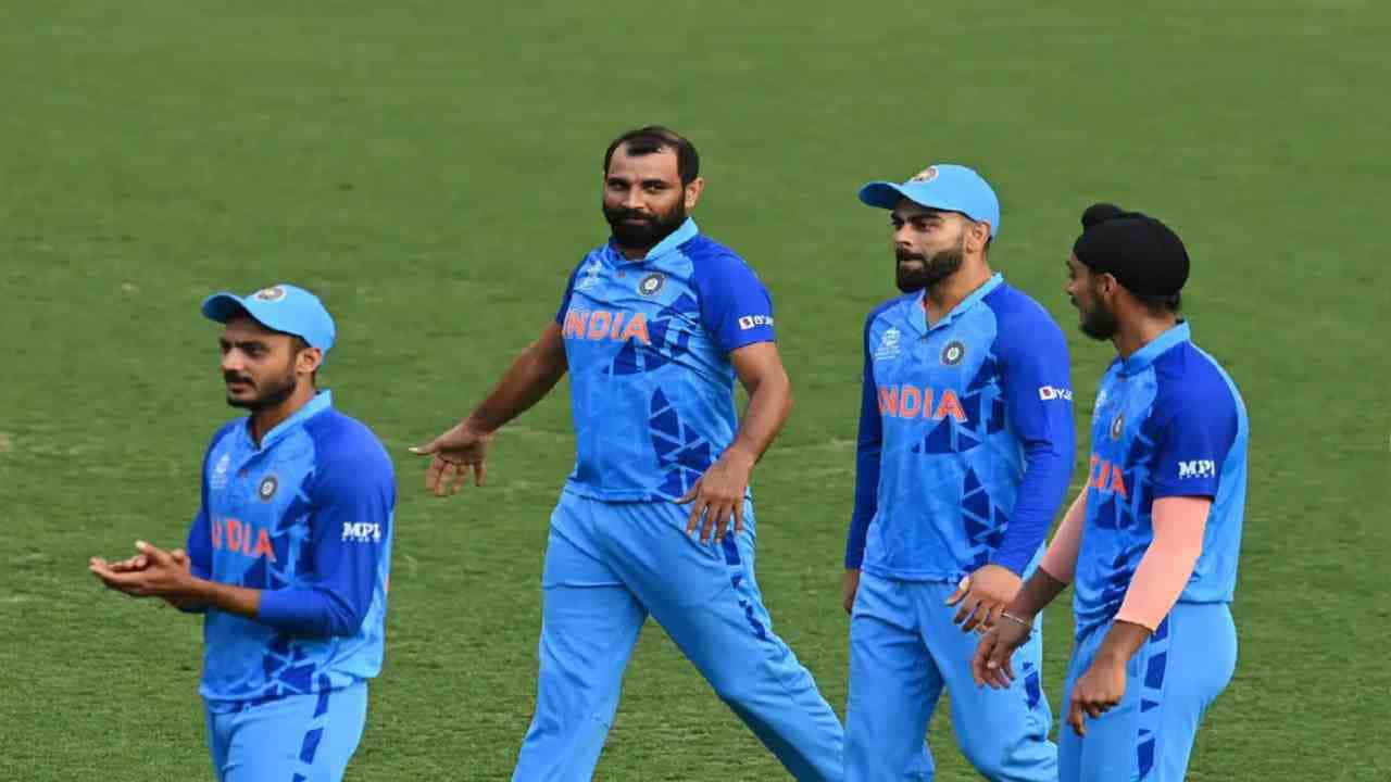 ಬ್ರಿಸ್ಬೇನ್ನಲ್ಲಿ ಆಸ್ಟ್ರೇಲಿಯಾ ವಿರುದ್ಧ ನಡೆದ ಮೊದಲ ಅಭ್ಯಾಸ ಪಂದ್ಯದಲ್ಲಿ ಟೀಂ ಇಂಡಿಯಾ 7 ರನ್ಗಳ ಭರ್ಜರಿ ಜಯ ಸಾಧಿಸಿದೆ. ಟಾಸ್ ಸೋತು ಮೊದಲು ಬ್ಯಾಟಿಂಗ್ ಮಾಡಿದ ಟೀಂ ಇಂಡಿಯಾ 7 ವಿಕೆಟ್ ನಷ್ಟಕ್ಕೆ 186 ರನ್ ಗಳಿಸಿತು. ಇದಕ್ಕುತ್ತರವಾಗಿ ಆಸೀಸ್ ತಂಡ 20 ಓವರ್ಗಳಲ್ಲಿ ತನ್ನೇಲ್ಲ ವಿಕೆಟ್ ಕಳೆದುಕೊಂಡು 180 ರನ್ಗಳಿಗೆ ಆಲೌಟ್ ಆಯಿತು.