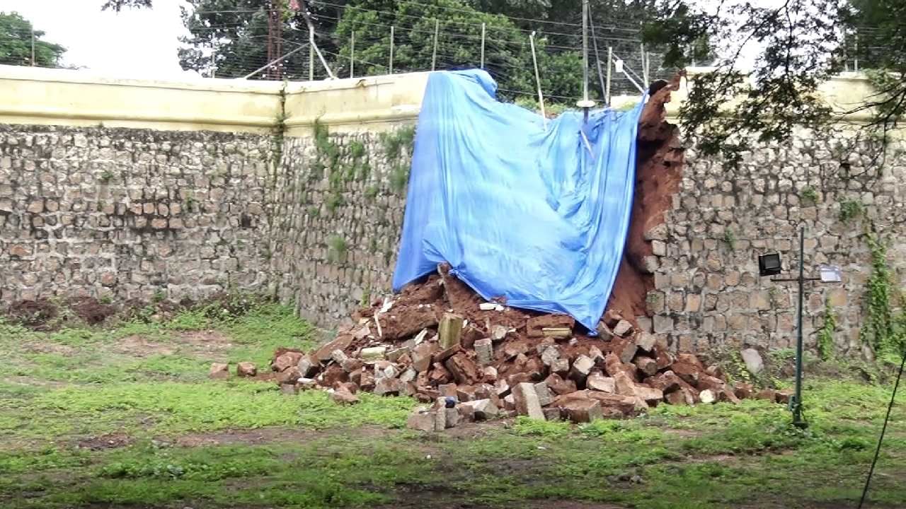 Rain Effect: ಮೈಸೂರು ಅರಮನೆಗೆ ಹೊಂದಿಕೊಂಡಿರುವ ಕೋಟೆ ಗೋಡೆ ಕುಸಿತ, ಪಾವಗಡ ಸೋಲಾರ್ ಪಾರ್ಕ್ ಜಲಾವೃತ Rain Effect: ಮೈಸೂರು ಅರಮನೆಗೆ ಹೊಂದಿಕೊಂಡಿರುವ ಕೋಟೆ ಗೋಡೆ ಕುಸಿತ, ಪಾವಗಡ ಸೋಲಾರ್ ಪಾರ್ಕ್ ಜಲಾವೃತ