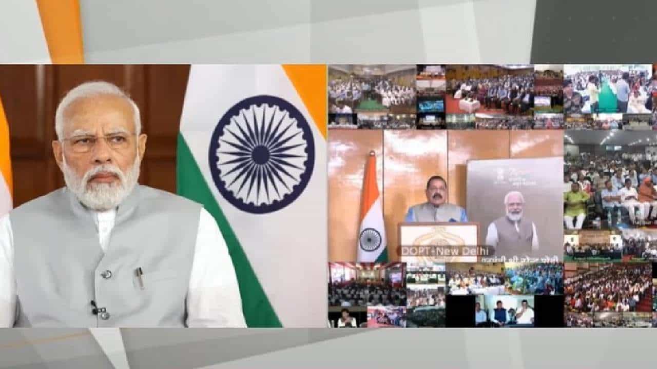 Rozgar Mela: ಸರ್ಕಾರಿ ಉದ್ಯೋಗ ಸೌಲಭ್ಯವಲ್ಲ, ದೇಶ ಸೇವೆ ಮಾಡುವ ಅವಕಾಶ; ರೋಜ್ಗಾರ್ ಮೇಳಕ್ಕೆ ಪ್ರಧಾನಿ ಮೋದಿ ಚಾಲನೆ Rozgar Mela: ಸರ್ಕಾರಿ ಉದ್ಯೋಗ ಸೌಲಭ್ಯವಲ್ಲ, ದೇಶ ಸೇವೆ ಮಾಡುವ ಅವಕಾಶ; ರೋಜ್ಗಾರ್ ಮೇಳಕ್ಕೆ ಪ್ರಧಾನಿ ಮೋದಿ ಚಾಲನೆ
