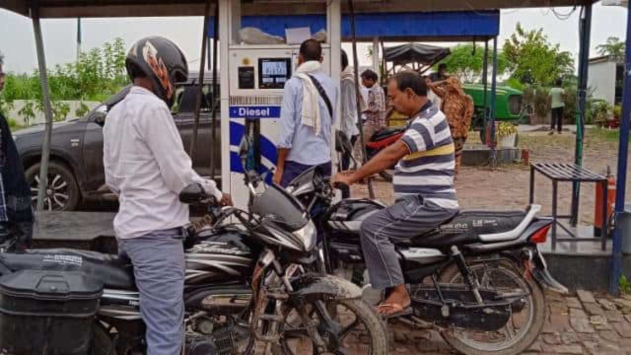 Petrol Price on October 26: ನೊಯ್ಡಾದಲ್ಲಿ ಪೆಟ್ರೋಲ್, ಡೀಸೆಲ್ ಬೆಲೆ ಕುಸಿತ, ಲಕ್ನೋದಲ್ಲಿ ಏರಿಕೆ; ನಿಮ್ಮ ನಗರದಲ್ಲಿ ಇಂದಿನ ದರವೆಷ್ಟು?