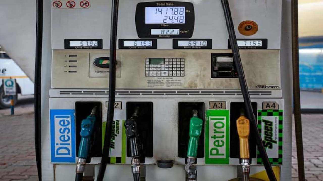 Petrol Price on October 18: ಬೆಂಗಳೂರು, ಮುಂಬೈ, ದೆಹಲಿ ಸೇರಿ ಪ್ರಮುಖ ನಗರಗಳ ಇಂದಿನ ಪೆಟ್ರೋಲ್, ಡೀಸೆಲ್ ಬೆಲೆ ಎಷ್ಟು? Petrol Price on October 18: ಬೆಂಗಳೂರು, ಮುಂಬೈ, ದೆಹಲಿ ಸೇರಿ ಪ್ರಮುಖ ನಗರಗಳ ಇಂದಿನ ಪೆಟ್ರೋಲ್, ಡೀಸೆಲ್ ಬೆಲೆ ಎಷ್ಟು?