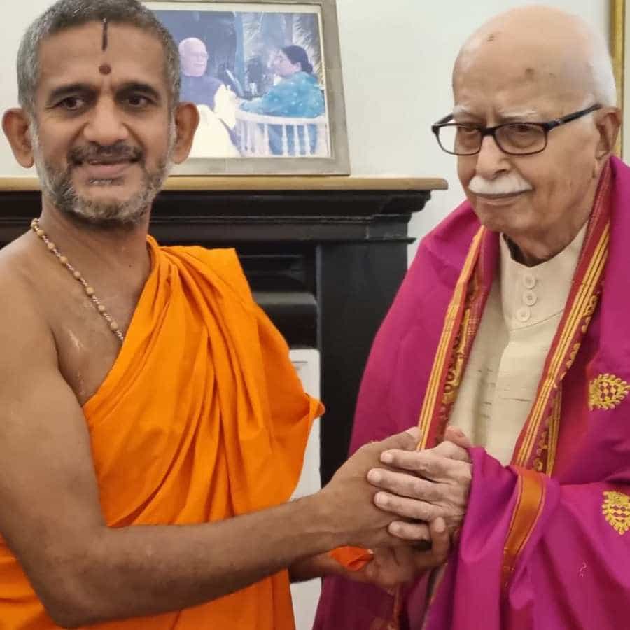 ಎಲ್. ಕೆ ಅಡ್ವಾಣಿ ಅವರನ್ನು ಪೇಜಾವರ ಮಠದ ವಿಶ್ವ ಪ್ರಸನ್ನ ತೀರ್ಥ ಸ್ವಾಮೀಜಿ ಇಂದು (ಸೆ.12) ರಂದು ದೆಹಲಿಯ ಅವರ ನಿವಾಸದಲ್ಲಿ ಭೇಟಿ ಮಾಡಿ ಮಾತುಕತೆ ನಡೆಸಿದರು.