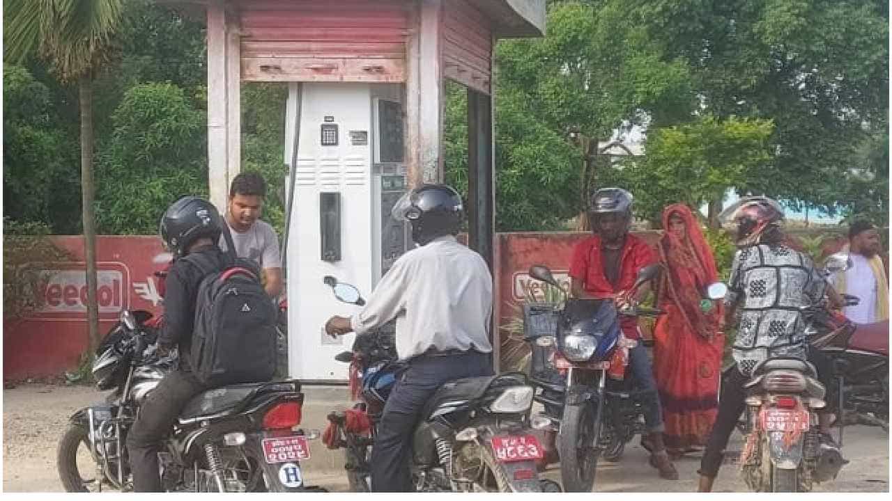 Petrol Price on October 22: ದೀಪಾವಳಿ ಹಬ್ಬದ ವೇಳೆ ಏರಿಕೆಯಾಗುತ್ತಾ ಪೆಟ್ರೋಲ್ ಬೆಲೆ?; ಇಂದಿನ ಡೀಸೆಲ್ ದರ ಹೀಗಿದೆ Petrol Price on October 22: ದೀಪಾವಳಿ ಹಬ್ಬದ ವೇಳೆ ಏರಿಕೆಯಾಗುತ್ತಾ ಪೆಟ್ರೋಲ್ ಬೆಲೆ?; ಇಂದಿನ ಡೀಸೆಲ್ ದರ ಹೀಗಿದೆ