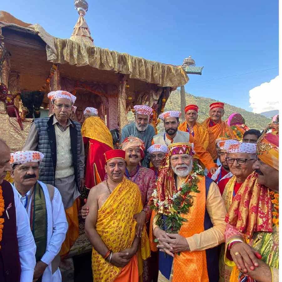 ಪ್ರಧಾನಿ ನರೇಂದ್ರ ಮೋದಿ ಹಿಮಾಚಲ ಪ್ರದೇಶದ ಕುಲು ದಸರಾ ಉತ್ಸವದಲ್ಲಿ ಪಾಲ್ಗೊಳ್ಳುವ ಮೂಲಕ ಈ ದಸರಾದಲ್ಲಿ ಪಾಲ್ಗೊಂಡ ಭಾರತದ ಮೊದಲ ಪ್ರಧಾನಿ ಎಂಬ ಹೆಗ್ಗಳಿಕೆಗೆ ಪಾತ್ರರಾಗಿದ್ದಾರೆ.