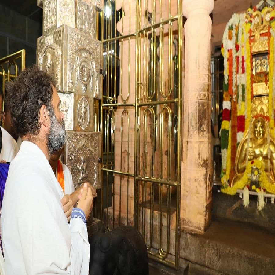 ಭಾರತ್ ಜೋಡೊ ಯಾತ್ರೆ ಹಿನ್ನೆಲೆ ಕಾಂಗ್ರೆಸ್ ನಾಯಕ ರಾಹುಲ್ ಗಾಂಧಿ
ಮಂತ್ರಾಲಯಕ್ಕೆ ಭೇಟಿ ನೀಡಿ ರಾಯರ ದರ್ಶನ ಪಡೆದರು.