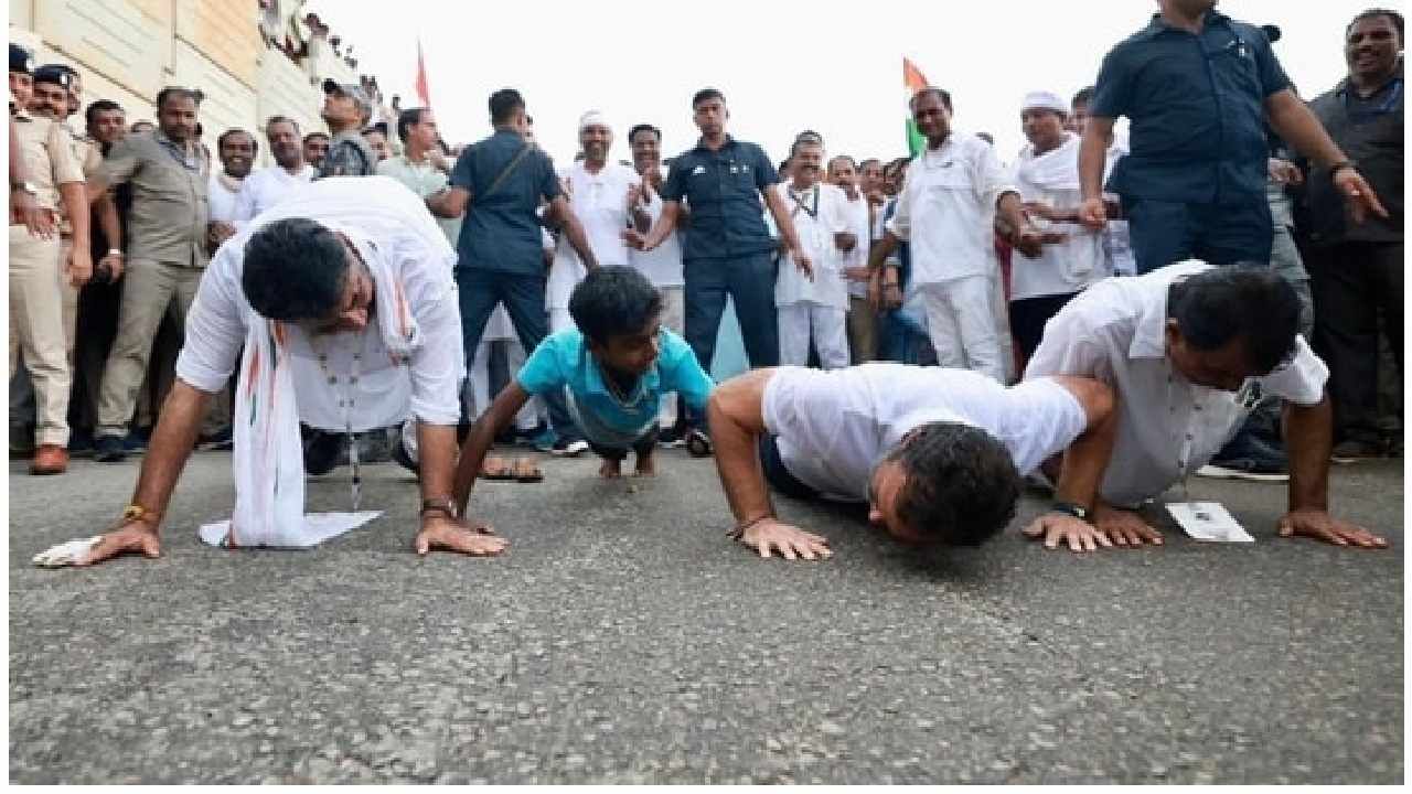 Rahul Gandhi: ಡಿಕೆ ಶಿವಕುಮಾರ್, ಪುಟ್ಟ ಬಾಲಕನ ಜೊತೆ ರಸ್ತೆಯಲ್ಲೇ ಪುಶ್-ಅಪ್ ಚಾಲೆಂಜ್ ಸ್ವೀಕರಿಸಿದ ರಾಹುಲ್ ಗಾಂಧಿ; ವಿಡಿಯೋ ವೈರಲ್ Rahul Gandhi: ಡಿಕೆ ಶಿವಕುಮಾರ್, ಪುಟ್ಟ ಬಾಲಕನ ಜೊತೆ ರಸ್ತೆಯಲ್ಲೇ ಪುಶ್-ಅಪ್ ಚಾಲೆಂಜ್ ಸ್ವೀಕರಿಸಿದ ರಾಹುಲ್ ಗಾಂಧಿ; ವಿಡಿಯೋ ವೈರಲ್