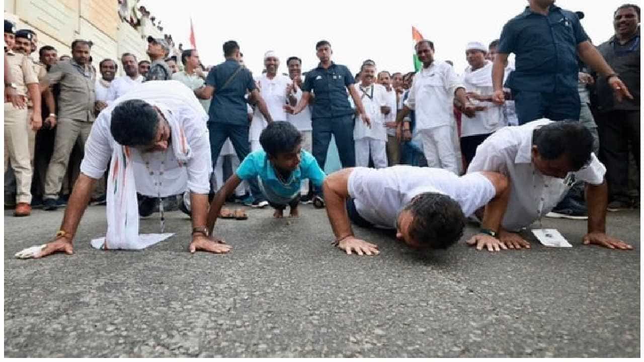 Rahul Gandhi: ಡಿಕೆ ಶಿವಕುಮಾರ್, ಪುಟ್ಟ ಬಾಲಕನ ಜೊತೆ ರಸ್ತೆಯಲ್ಲೇ ಪುಶ್-ಅಪ್ ಚಾಲೆಂಜ್ ಸ್ವೀಕರಿಸಿದ ರಾಹುಲ್ ಗಾಂಧಿ; ವಿಡಿಯೋ ವೈರಲ್ Rahul Gandhi: ಡಿಕೆ ಶಿವಕುಮಾರ್, ಪುಟ್ಟ ಬಾಲಕನ ಜೊತೆ ರಸ್ತೆಯಲ್ಲೇ ಪುಶ್-ಅಪ್ ಚಾಲೆಂಜ್ ಸ್ವೀಕರಿಸಿದ ರಾಹುಲ್ ಗಾಂಧಿ; ವಿಡಿಯೋ ವೈರಲ್