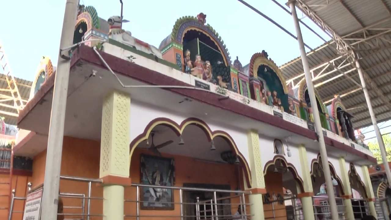 ದೇವಸುಗೂರು: ಎಲ್ಲ ರಾಶಿಗಳ ಗ್ರಹಣದ ಆಪತ್ತಿಗೂ ಇಲ್ಲಿದೆ ಪರಿಹಾರ, ಇದು ಕರ್ನಾಟಕದ ಏಕೈಕ ದ್ವಾದಶ ರಾಶಿ ದೇಗುಲ ದೇವಸುಗೂರು: ಎಲ್ಲ ರಾಶಿಗಳ ಗ್ರಹಣದ ಆಪತ್ತಿಗೂ ಇಲ್ಲಿದೆ ಪರಿಹಾರ, ಇದು ಕರ್ನಾಟಕದ ಏಕೈಕ ದ್ವಾದಶ ರಾಶಿ ದೇಗುಲ