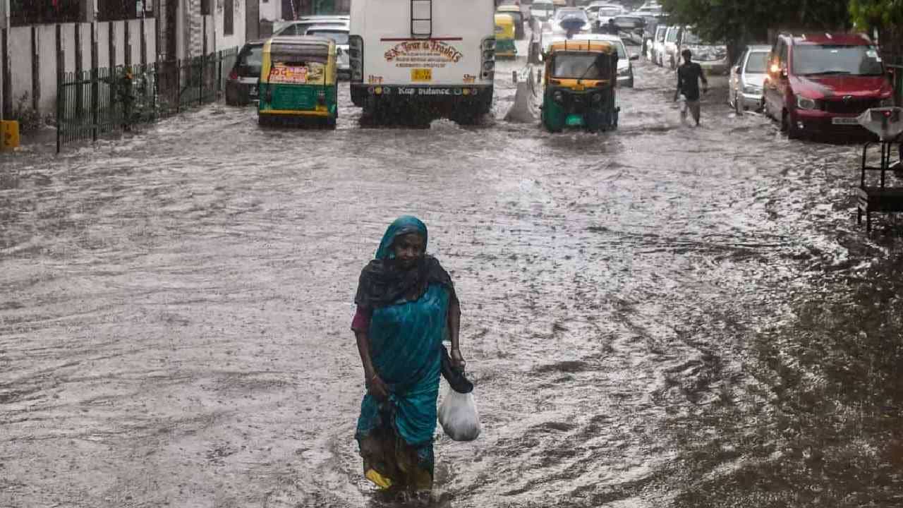 ಮಳೆ ಅವಾಂತರ: ಬೆಂಗಳೂರಿನಲ್ಲಿ ಇನ್ನೂ 4 ದಿನ ಭಾರಿ ಮಳೆ ಸಾಧ್ಯತೆ, ದಾವಣಗೆರೆ ಜಗಳೂರು ರಾಜ್ಯ ಹೆದ್ದಾರಿ ಸಂಚಾರ ಬಂದ್