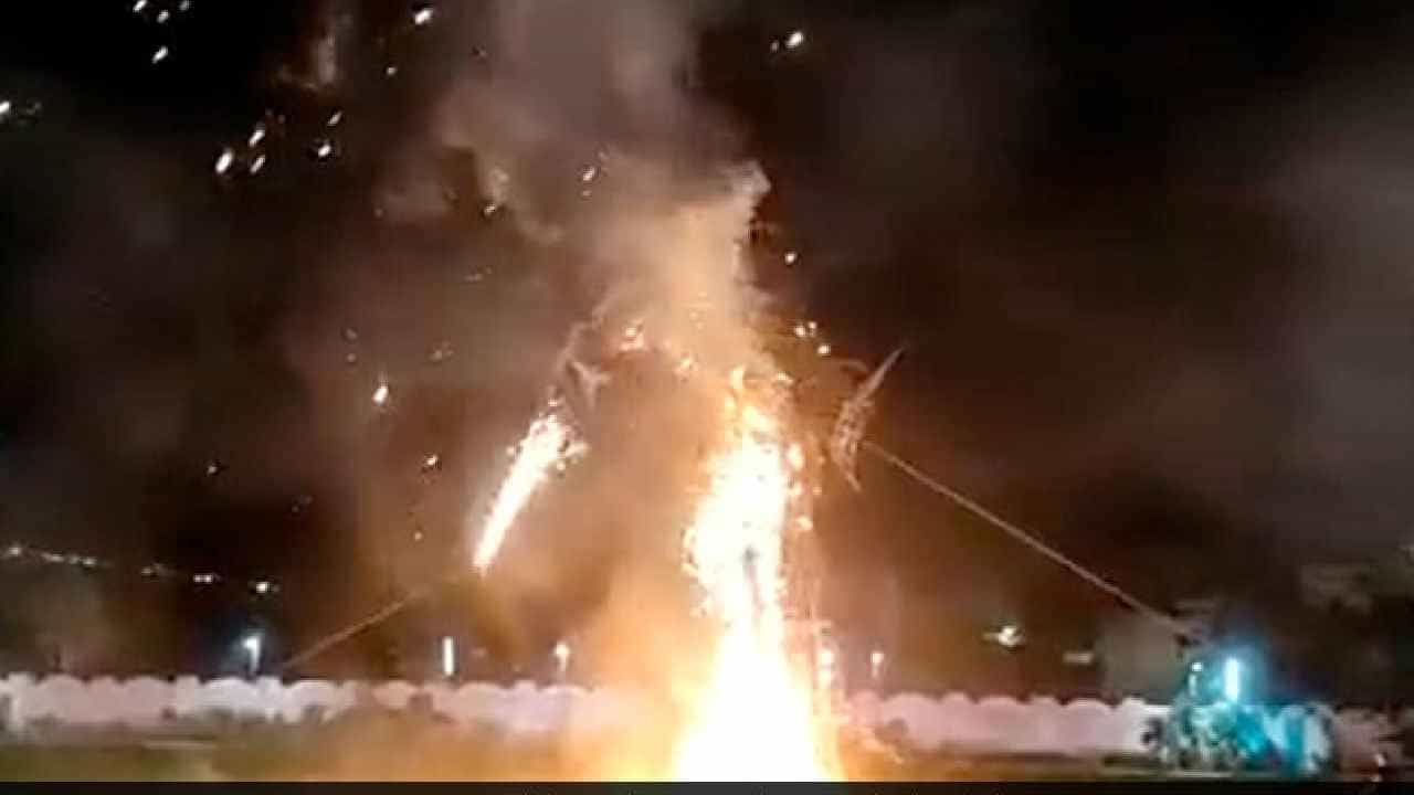 Viral Video: ರಾವಣನ ಪ್ರತಿಕೃತಿಗೆ ಬೆಂಕಿ ಹಚ್ಚುತ್ತಿದ್ದಂತೆ ನಡೆಯಿತು ಅಚ್ಚರಿಯ ಘಟನೆ; ವೈರಲ್ ವಿಡಿಯೋ ಇಲ್ಲಿದೆ Viral Video: ರಾವಣನ ಪ್ರತಿಕೃತಿಗೆ ಬೆಂಕಿ ಹಚ್ಚುತ್ತಿದ್ದಂತೆ ನಡೆಯಿತು ಅಚ್ಚರಿಯ ಘಟನೆ; ವೈರಲ್ ವಿಡಿಯೋ ಇಲ್ಲಿದೆ