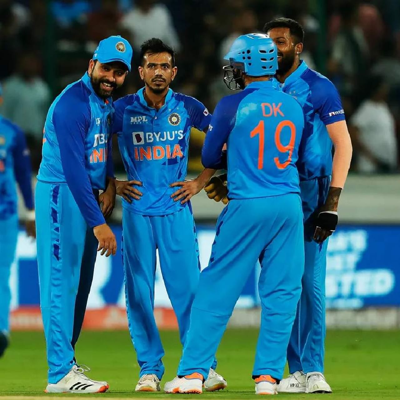 IND vs PAK: ಮೆಲ್ಬೋರ್ನ್​ ಕ್ರಿಕೆಟ್ ಮೈದಾನದಲ್ಲಿ ನಡೆದ ಭಾರತ-ಪಾಕಿಸ್ತಾನ್ ನಡುವಣ ಹೈವೋಲ್ಟೇಜ್ ಪಂದ್ಯದಲ್ಲಿ ಕಣಕ್ಕಿಳಿಯುವ ಮೂಲಕ ಟೀಮ್ ಇಂಡಿಯಾ ನಾಯಕ ರೋಹಿತ್ ಶರ್ಮಾ ಹೊಸ ವಿಶ್ವ ದಾಖಲೆ ನಿರ್ಮಿಸಿದ್ದಾರೆ.