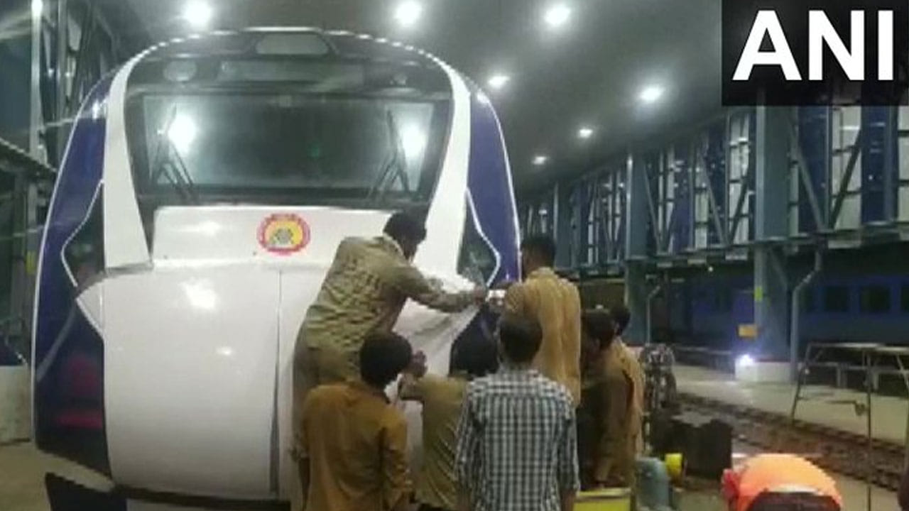 ಎಮ್ಮೆಗಳಿಗೆ ಡಿಕ್ಕಿ ಹೊಡೆದು ವಂದೇ ಭಾರತ್ ರೈಲಿನ ಮುಂಭಾಗಕ್ಕೆ ಹಾನಿ; 24 ಗಂಟೆಗಳಲ್ಲಿ ದುರಸ್ತಿ ಎಮ್ಮೆಗಳಿಗೆ ಡಿಕ್ಕಿ ಹೊಡೆದು ವಂದೇ ಭಾರತ್ ರೈಲಿನ ಮುಂಭಾಗಕ್ಕೆ ಹಾನಿ; 24 ಗಂಟೆಗಳಲ್ಲಿ ದುರಸ್ತಿ