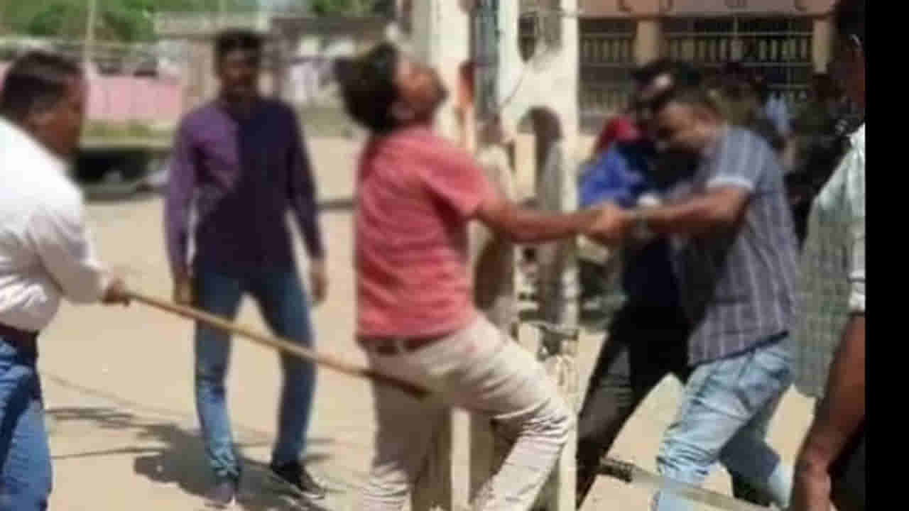 ಗರ್ಭಾ ಕಾರ್ಯಕ್ರಮಕ್ಕೆ ಕಲ್ಲು ತೂರಾಟ ಮಾಡಿದವರನ್ನು ಕಂಬಕ್ಕೆ ಕಟ್ಟಿ ಥಳಿಸಿದ ಗುಜರಾತ್ ಪೊಲೀಸ್