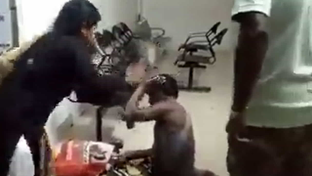 Video ಛತ್ತೀಸಗಡದ ಆಸ್ಪತ್ರೆಯೊಂದರಲ್ಲಿ ಕೂಲರ್ ಆಫ್ ಮಾಡಬೇಡಿ ಎಂದ ವ್ಯಕ್ತಿಗೆ ಮಹಿಳೆಯಿಂದ ಚಪ್ಪಲಿಯೇಟು Video ಛತ್ತೀಸಗಡದ ಆಸ್ಪತ್ರೆಯೊಂದರಲ್ಲಿ ಕೂಲರ್ ಆಫ್ ಮಾಡಬೇಡಿ ಎಂದ ವ್ಯಕ್ತಿಗೆ ಮಹಿಳೆಯಿಂದ ಚಪ್ಪಲಿಯೇಟು