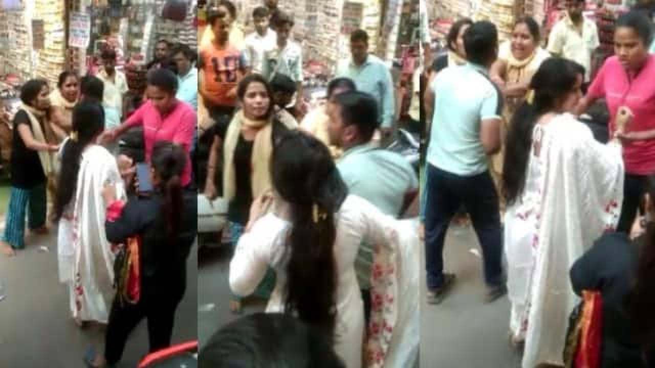 Viral Video: ಕರ್ವಾ ಚೌತ್ಗೆ ಪ್ರೇಯಸಿಯೊಂದಿಗೆ ಶಾಪಿಂಗ್ ಮಾಡುವಾಗ ಸಿಕ್ಕಿಬಿದ್ದ ಗಂಡನಿಗೆ ಹೆಂಡತಿಯಿಂದ ಚಪ್ಪಲಿಯೇಟು! Viral Video: ಕರ್ವಾ ಚೌತ್ಗೆ ಪ್ರೇಯಸಿಯೊಂದಿಗೆ ಶಾಪಿಂಗ್ ಮಾಡುವಾಗ ಸಿಕ್ಕಿಬಿದ್ದ ಗಂಡನಿಗೆ ಹೆಂಡತಿಯಿಂದ ಚಪ್ಪಲಿಯೇಟು!