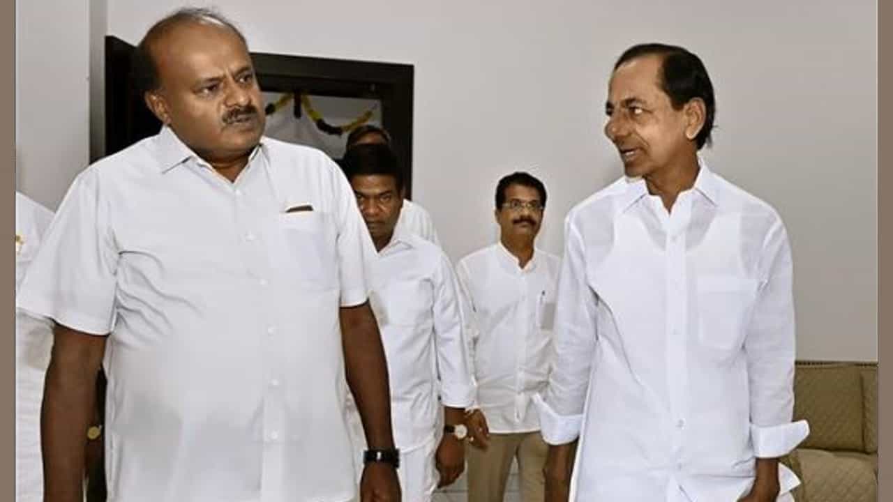 ಜೆಡಿಎಸ್ನ 20 ಶಾಸಕರ ಜೊತೆ ಹೈದರಾಬಾದ್ಗೆ ತೆರಳಿದ ಮಾಜಿ ಸಿಎಂ ಹೆಚ್.ಡಿ. ಕುಮಾರಸ್ವಾಮಿ, ವಿಶೇಷ ಏನು? ಜೆಡಿಎಸ್ನ 20 ಶಾಸಕರ ಜೊತೆ ಹೈದರಾಬಾದ್ಗೆ ತೆರಳಿದ ಮಾಜಿ ಸಿಎಂ ಹೆಚ್.ಡಿ. ಕುಮಾರಸ್ವಾಮಿ, ವಿಶೇಷ ಏನು?