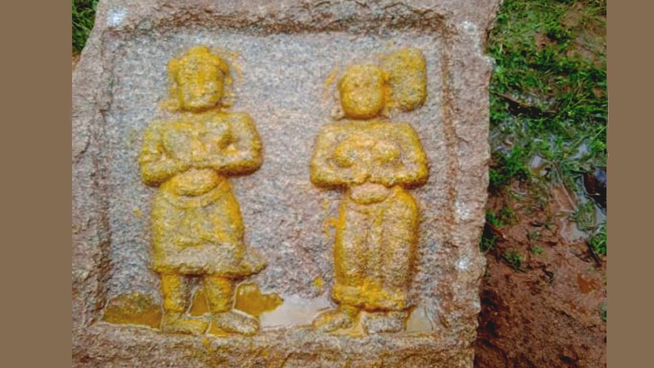 ಗುಂಡಿ ತೋಡುವಾಗ ದೇವರ ವಿಗ್ರಹ ಪತ್ತೆ! ಜಮೀನಿನಲ್ಲಿ ದೊರೆತ ಕಲ್ಲಿನ ವಿಗ್ರಹಗಳ ಬಗ್ಗೆ ಗ್ರಾಮಸ್ಥರಿಗೆ ಕುತೂಹಲ! ಪೂಜೆ ಪುನಸ್ಕಾರ ಗುಂಡಿ ತೋಡುವಾಗ ದೇವರ ವಿಗ್ರಹ ಪತ್ತೆ! ಜಮೀನಿನಲ್ಲಿ ದೊರೆತ ಕಲ್ಲಿನ ವಿಗ್ರಹಗಳ ಬಗ್ಗೆ ಗ್ರಾಮಸ್ಥರಿಗೆ ಕುತೂಹಲ! ಪೂಜೆ ಪುನಸ್ಕಾರ