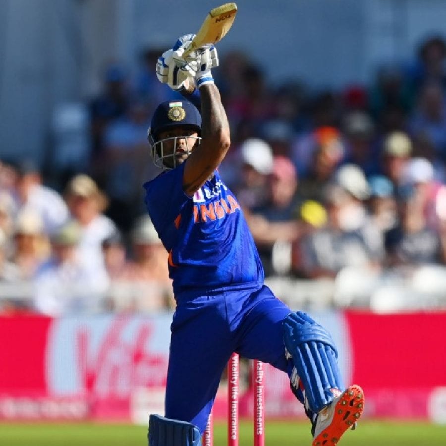 ಈ ಮೂಲಕ ಟಿ20 ಕ್ರಿಕೆಟ್ನಲ್ಲಿ ಒಂದೇ ವರ್ಷದಲ್ಲಿ 800+ ರನ್ ಬಾರಿಸಿದ ವಿಶ್ವದ ಮೂರನೇ ಹಾಗೂ ಭಾರತದ ಮೊದಲ ಬ್ಯಾಟ್ಸ್ಮನ್ ಎನಿಸಿಕೊಂಡಿದ್ದಾರೆ. ಅಷ್ಟೇ ಅಲ್ಲದೆ ಒಂದೇ ವರ್ಷದಲ್ಲಿ ಅತ್ಯಧಿಕ ಸಿಕ್ಸ್ ಬಾರಿಸಿದ ದಾಖಲೆ ಕೂಡ ಸೂರ್ಯನ ಪಾಲಾಗಿದೆ.