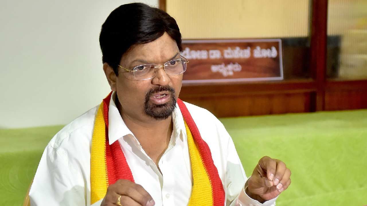 ಈ ಬಾರಿ ರಾಜ್ಯೋತ್ಸವದ ದಿನ ಪ್ರತಿ ಮನೆಯ ಮೇಲೂ ಕನ್ನಡ ಧ್ವಜ ಹಾರಿಸುವಂತೆ ಡಾ. ಮಹೇಶ ಜೋಶಿ ಕರೆ ಈ ಬಾರಿ ರಾಜ್ಯೋತ್ಸವದ ದಿನ ಪ್ರತಿ ಮನೆಯ ಮೇಲೂ ಕನ್ನಡ ಧ್ವಜ ಹಾರಿಸುವಂತೆ ಡಾ. ಮಹೇಶ ಜೋಶಿ ಕರೆ