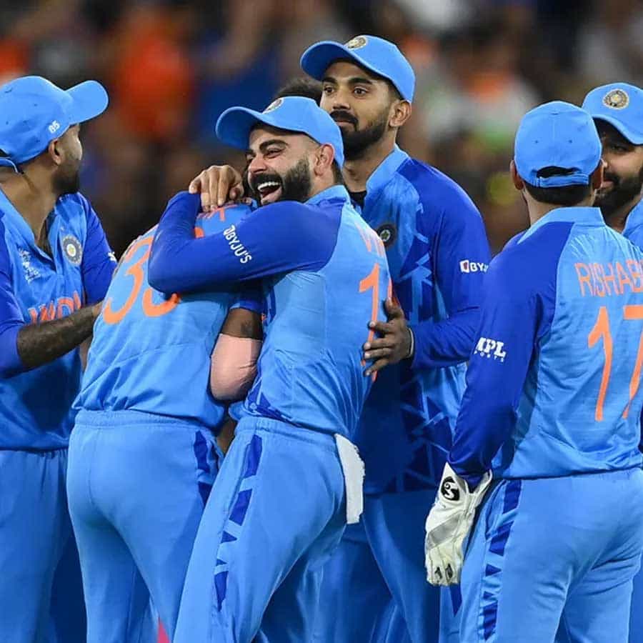 ಐಸಿಸಿ ಟಿ20 ವಿಶ್ವಕಪ್ 2022 ಟೂರ್ನಿ ಅಂತಿಮ ಹಂತಕ್ಕೆ ಬಂದು ನಿಂತಿದೆ. ಸೂಪರ್ 12 ಹಂತದ ಎಲ್ಲ ಪಂದ್ಯಗಳು ಮುಕ್ತಾಯಗೊಂಡಿದ್ದು ಗ್ರೂಪ್ 1 ಮತ್ತು ಗ್ರೂಪ್ 2 ರಿಂದ ಮೊದಲ ಎರಡು ಸ್ಥಾನ ಪಡೆದುಕೊಂಡ ತಂಡಗಳು ಸೆಮಿ ಫೈನಲ್ಗೆ ಪ್ರವೇಶ ಪಡೆದಿದೆ. ಗ್ರೂಪ್ 1 ರಿಂದ ನ್ಯೂಜಿಲೆಂಡ್, ಇಂಗ್ಲೆಂಡ್ ಹಾಗೂ ಗ್ರೂಪ್ 2 ರಿಂದ ಭಾರತ, ಪಾಕಿಸ್ತಾನ ಮುಂದಿನ ಹಂತಕ್ಕೆ ತೇರ್ಗಡೆಯಾಗಿದೆ.