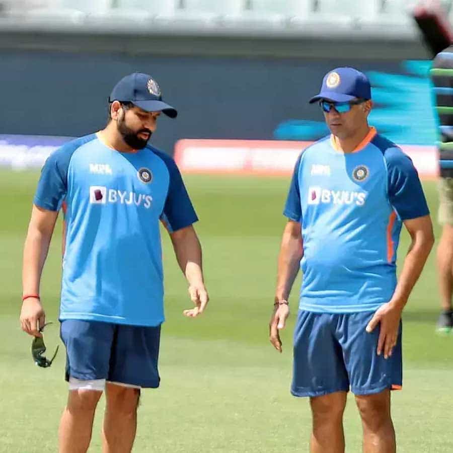 ಇಂದು ಅಡಿಲೇಡ್ನ ಓವಲ್ನಲ್ಲಿ ದ್ವಿತೀಯ ಸೆಮಿ ಫೈನಲ್ ಪಂದ್ಯ ಆಯೋಜಿಸಲಾಗಿದ್ದು ಭಾರತ ಹಾಗೂ ಇಂಗ್ಲೆಂಡ್ (India vs England) ತಂಡಗಳು ಮುಖಾಮುಖಿ ಆಗಲಿದೆ. ಈ ಪಂದ್ಯದಲ್ಲಿ ಗೆಲ್ಲುವ ಟೀಮ್ ಎರಡನೇ ತಂಡವಾಗಿ ಫೈನಲ್ ತಲುಪಿ ಪಾಕ್ ವಿರುದ್ಧ ಪ್ರಶಸ್ತಿಗಾಗಿ ಕಾದಾಟ ನಡೆಸಲಿದೆ. ಇದಕ್ಕಾಗಿ ಭರ್ಜರಿ ಅಭ್ಯಾಸದಲ್ಲಿ ನಿರತವಾಗಿದೆ.