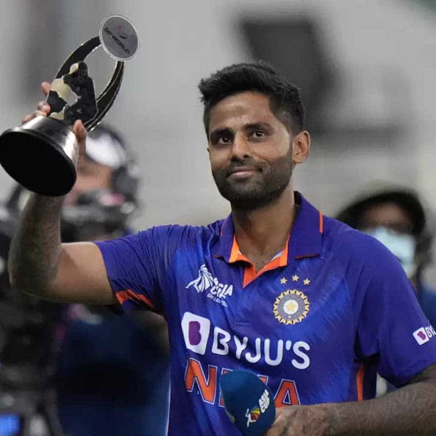 ಟೀಮ್ ಇಂಡಿಯಾದ ಸ್ಟಾರ್ ಬ್ಯಾಟರ್ ಸೂರ್ಯಕುಮರ್ ಯಾದವ್ ಸದ್ಯ ಭರ್ಜರಿ ಫಾರ್ಮ್ನಲ್ಲಿದ್ದಾರೆ. ಇದಕ್ಕೆ ಸಾಕ್ಷಿ ಐಸಿಸಿ ನೂತನವಾಗಿ ಬಿಡುಗಡೆ ಮಾಡಿದ ಟಿ20 ಶ್ರೇಯಾಂಕ ಪಟ್ಟಿ. ಐಸಿಸಿ ಟಿ20 ರ್ಯಾಂಕಿಂಗ್ ಪಟ್ಟಿಯಲ್ಲಿ ನಂಬರ್ 1 ಸ್ಥಾನದಲ್ಲೇ ಸೂರ್ಯ ಮುಂದುವರಿದಿದ್ದಾರೆ. ಈ ವರ್ಷ ಅನೇಕ ದಾಖಲೆಗಳನ್ನು ಪುಡಿಗಟ್ಟಿರುವ ಇವರು ಇದೀಗ ನ್ಯೂಜಿಲೆಂಡ್ ವಿರುದ್ಧದ ಟಿ20 ಸರಣಿಯಲ್ಲಿ ನೂತನ ದಾಖಲೆಯ ಹೊಸ್ತಿಲಲ್ಲಿದ್ದಾರೆ.