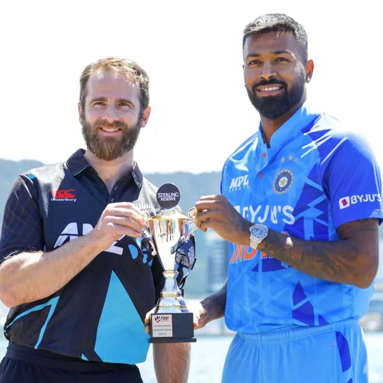 ಮೌಂಟ್ ಮೌಂಗನು ಬೇ ಓವಲ್ ಮೈದಾನದಲ್ಲಿ ಭಾರತ ಹಾಗೂ ನ್ಯೂಜಿಲೆಂಡ್ ನಡುವಣ ಎರಡನೇ ಟಿ20 ಪಂದ್ಯಕ್ಕೆ ಕ್ಷಣಗಣನೆ ಶುರುವಾಗಿದೆ. ಈಗಾಗಲೇ ಟಾಸ್ ಗೆದ್ದ ನ್ಯೂಜಿಲೆಂಡ್ ತಂಡದ ನಾಯಕ ಕೇನ್ ವಿಲಿಯಮ್ಸನ್ ಬೌಲಿಂಗ್ ಆಯ್ಕೆ ಮಾಡಿಕೊಂಡಿದ್ದಾರೆ. ಇಲ್ಲಿದೆ ಭಾರತದ ಪ್ಲೇಯಿಂಗ್ XI ಪಟ್ಟಿ.