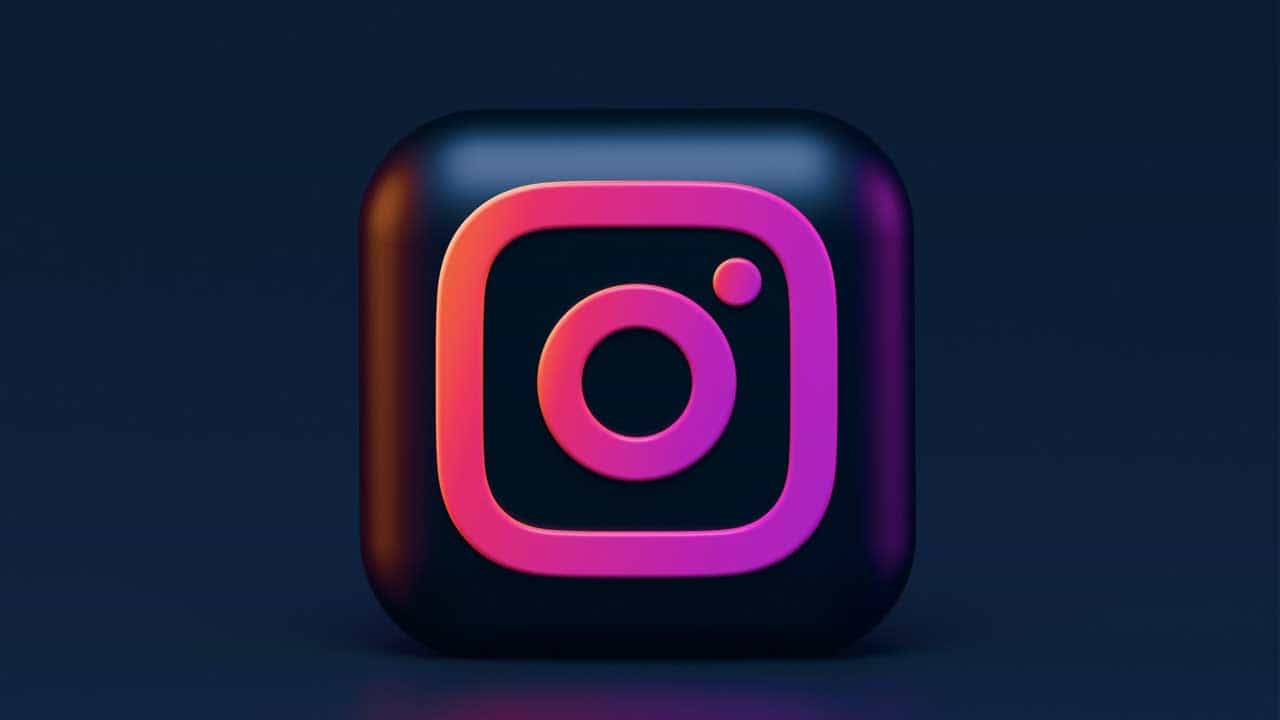 ಪ್ರಸಿದ್ಧ ಸಾಮಾಜಿಕ ಜಾಲತಾಣ ಇನ್ಸ್ಟಾಗ್ರಾaಮ್ (Instagram) ಅನ್ನು ಇಂದು ಬಳಕೆ ಮಾಡುವವರ ಸಂಖ್ಯೆ ಕೋಟಿಗಟ್ಟಲೆ ಇದೆ. ಸೆಲೆಬ್ರಿಟಿಗಳ ಖಾತೆ ತೆರೆದರೆ ಸಾಕು ಅವರನ್ನು ಫಾಲೋ ಮಾಡುವವ ಸಂಖ್ಯೆ ಮಿಲಿಯನ್ನಲ್ಲಿ ಇರುತ್ತದೆ. ಅಲ್ಲದೆ ಈಗ ಕೇವಲ ಫೋಟೋಗ್ರಫಿ ಮಾಡುವವರು, ರೀಲ್ಸ್ ಮಾಡುವವರು ಕೂಡ ಲಕ್ಷ ಲಕ್ಷ ಫಾಲೋವರ್ಸ್ ಹೊಂದಿರುತ್ತಾರೆ. ಇದನ್ನು ನೋಡಿದಾಗ ನಮಗೂ ಕೂಡ ಹೆಚ್ಚು ಫಾಲೋವರ್ಸ್ ಇರಬೇಕು ಎಂಬ ಆಸೆ ಹುಟ್ಟುತ್ತದೆ.