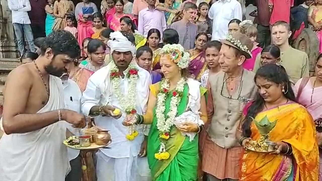 ಹಂಪಿ ಆಟೋ ರಾಜ ಅನಂತರಾಜು ಕೈಹಿಡಿದ ಬೆಲ್ಜಿಯಂ ಕನ್ಯೆ, ಹಿಂದೂ ಸಂಪ್ರದಾಯದಂತೆ ಮಾದುವೆಯಾದರು! ಹಂಪಿ ಆಟೋ ರಾಜ ಅನಂತರಾಜು ಕೈಹಿಡಿದ ಬೆಲ್ಜಿಯಂ ಕನ್ಯೆ, ಹಿಂದೂ ಸಂಪ್ರದಾಯದಂತೆ ಮಾದುವೆಯಾದರು!