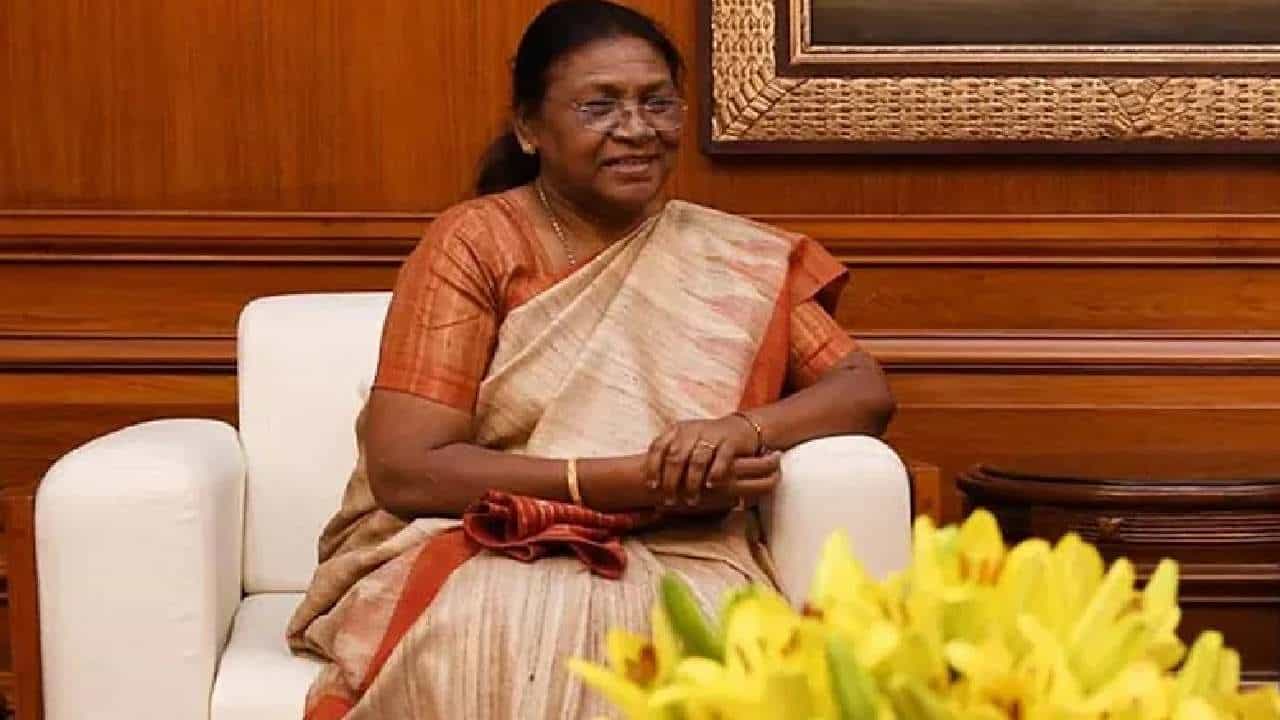 Tribal Pride Day: ಜಾರ್ಖಂಡ್ನ ಬಿರ್ಸಾ ಮುಂಡಾ ಗ್ರಾಮಕ್ಕೆ ಇಂದು ರಾಷ್ಟ್ರಪತಿ ದ್ರೌಪದಿ ಮುರ್ಮು ಭೇಟಿ Tribal Pride Day: ಜಾರ್ಖಂಡ್ನ ಬಿರ್ಸಾ ಮುಂಡಾ ಗ್ರಾಮಕ್ಕೆ ಇಂದು ರಾಷ್ಟ್ರಪತಿ ದ್ರೌಪದಿ ಮುರ್ಮು ಭೇಟಿ