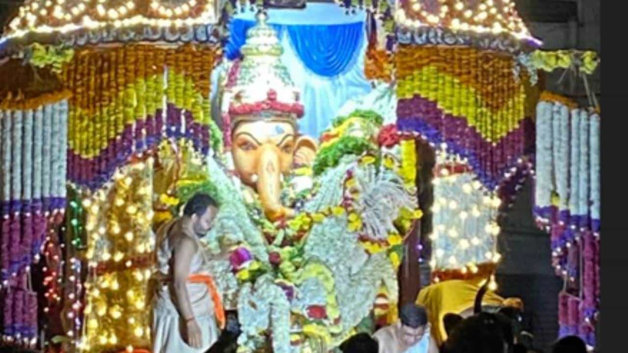 ರಾಜ್ಯದ ಸುಪ್ರಸಿದ್ದ ಗಣಪತಿಗಳಲ್ಲಿ ಒಂದಾದ ತುಮಕೂರಿನ ಗೂಳೂರು ಮಹಾಗಣಪತಿಯ ವಿಸರ್ಜನಾ ಮಹೋತ್ಸವ ಅದ್ದೂರಿಯಾಗಿ ನೆರವೇರಿದೆ..ದೀಪಾವಳಿ ಹಬ್ಬದಂದು ಪ್ರತಿಷ್ಠಾಪನೆಗೊಳ್ಳುವ ಈ ಮಹಾಗಣಪತಿಗೆ ತನ್ನದೇ ಆದ ವಿಶಿಷ್ಟ ಇತಿಹಾಸ ಹೊಂದಿದೆ.