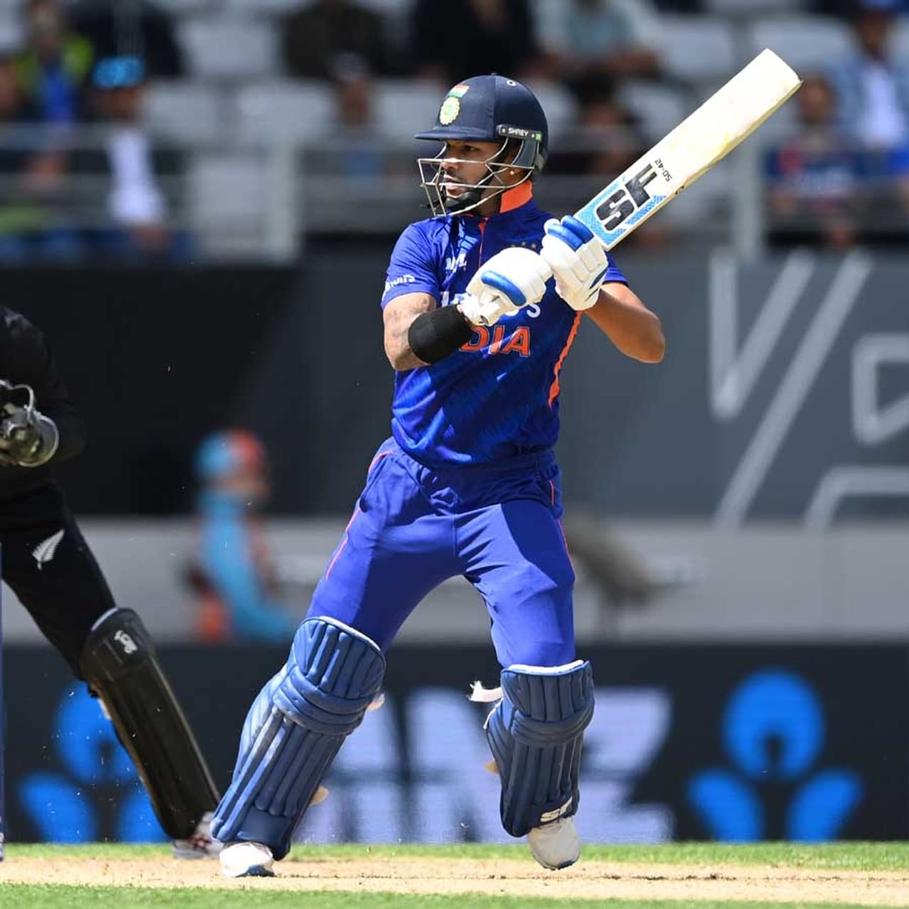 ಆಕ್ಲೆಂಡ್ನ ಈಡೆನ್ ಪಾರ್ಕ್ ಮೈದಾನದಲ್ಲಿ ನಡೆಯುತ್ತಿರುವ ನ್ಯೂಜಿಲೆಂಡ್ ವಿರುದ್ಧದ ಮೊದಲ ಏಕದಿನ ಪಂದ್ಯದಲ್ಲಿ ಭಾರತ ಸವಾಲಿನ ಮೊತ್ತ ಕಲೆಹಾಕಿದೆ. ನಾಯಕ ಶಿಖರ್ ಧವನ್, ಶುಭ್ಮನ್ ಗಿಲ್ ಹಾಗೂ ಶ್ರೇಯಸ್ ಅಯ್ಯರ್ ಅವರ ಅರ್ಧಶತಕ ಹಾಗೂ ವಾಷಿಂಗ್ಟನ್ ಸುಂದರ್ ಸ್ಫೋಟಕ ಬ್ಯಾಟಿಂಗ್ ನೆರವಿನಿಂದ ಟೀಮ್ ಇಂಡಿಯಾ 50 ಓವರ್ಗಳಲ್ಲಿ 7 ವಿಕೆಟ್ ನಷ್ಟಕ್ಕೆ 306 ರನ್ ಗಳಿಸಿದೆ.