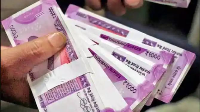 Rs 2000 Currency Notes: ಚಲಾವಣೆಗೆ ಸಿಗುತ್ತಿಲ್ಲ 2,000 ರೂ. ನೋಟು! ಕಾರಣ ಇಲ್ಲಿದೆ ನೋಡಿ Rs 2000 Currency Notes: ಚಲಾವಣೆಗೆ ಸಿಗುತ್ತಿಲ್ಲ 2,000 ರೂ. ನೋಟು! ಕಾರಣ ಇಲ್ಲಿದೆ ನೋಡಿ