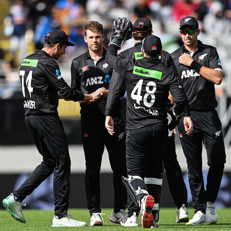 ಅಂತಿಮವಾಗಿ ಭಾರತ 50 ಓವರ್ಗಳಲ್ಲಿ 6 ವಿಕೆಟ್ ನಷ್ಟಕ್ಕೆ 306 ರನ್ ಕಲೆಹಾಕಿತು. ನ್ಯೂಜಿಲೆಂಡ್ ಪರ ಲೂಕಿ ಫರ್ಗುಸನ್ 10 ಓವರ್ ಬೌಲಿಂಗ್ ಮಾಡಿ 59 ರನ್ ನೀಡಿ 3 ವಿಕೆಟ್ ಕಿತ್ತರು. ಟಿಮ್ ಸೌಥೀ 2 ಹಾಗೂ ಆ್ಯಡಂ ಮಿಲ್ನೆ 1 ವಿಕೆಟ್ ಪಡೆದರು.