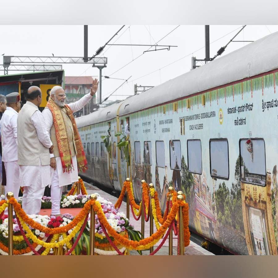 ಬೆಂಗಳೂರಿನ ಕೆಎಸ್‌ಆರ್ ರೈಲು ನಿಲ್ದಾಣದ (ಸಂಗೊಳ್ಳಿ ರಾಯಣ್ಣ ರೈಲು ನಿಲ್ದಾಣ) ಪ್ಲಾಟ್​ಫಾರಂ ಸಂಖ್ಯೆ 7ರಲ್ಲಿ ದಕ್ಷಿಣ ಭಾರತದ ಮೊದಲ ವಂದೇ ಭಾರತ್ ಎಕ್ಸ್ ಪ್ರೆಸ್ ರೈಲಿಗೆ ಪ್ರಧಾನಿ ನರೇಂದ್ರ ಮೋದಿ ಚಾಲನೆ ನೀಡಿದರು. ಈ ರೈಲು ಮೈಸೂರಿನಿಂದ ಚೈನಕ್ಕೆ ಸಂಪರ್ಕ ಕಲ್ಪಿಸುತ್ತದೆ.