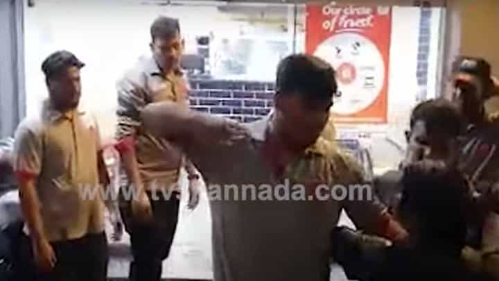 ಉಡುಪಿಯಲ್ಲಿ ಕಂಠಮಟ್ಟ ಕುಡಿದ ಯುವತಿಯೊಬ್ಬಳು ಬೀದಿ ರಂಪಾಟ ಮಾಡಿದ್ದು ಸಾರ್ವಜನಿಕರಿಗೆ ತಮಾಷೆಯ ವಸ್ತುವಾಯಿತು! ಉಡುಪಿಯಲ್ಲಿ ಕಂಠಮಟ್ಟ ಕುಡಿದ ಯುವತಿಯೊಬ್ಬಳು ಬೀದಿ ರಂಪಾಟ ಮಾಡಿದ್ದು ಸಾರ್ವಜನಿಕರಿಗೆ ತಮಾಷೆಯ ವಸ್ತುವಾಯಿತು!