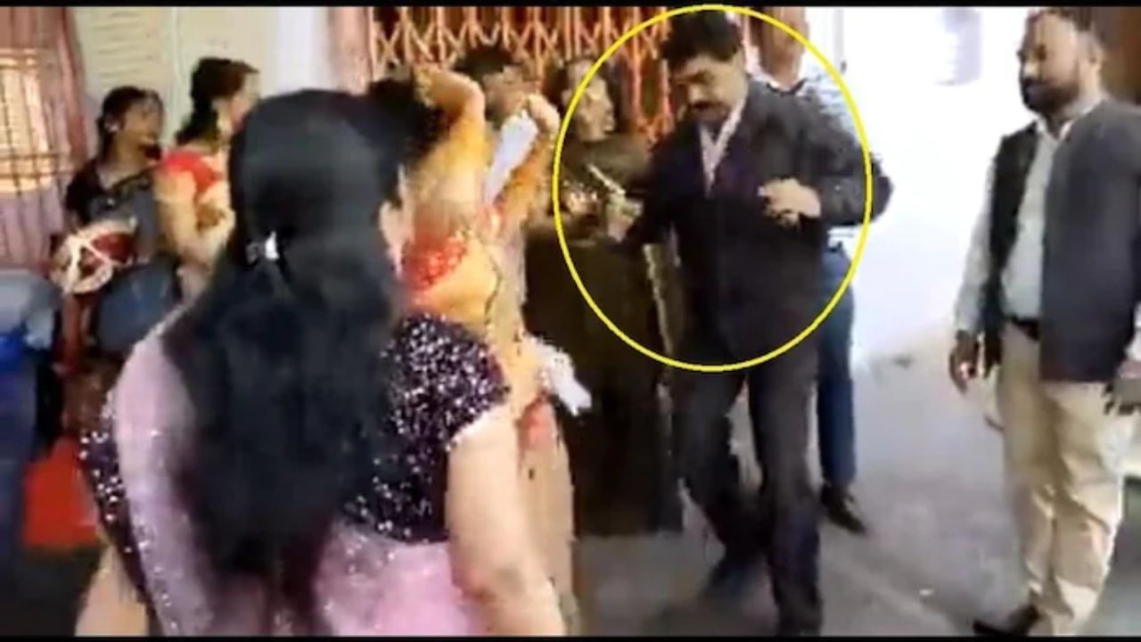 Video Viral: ಮದುವೆ ಸಮಾರಂಭದಲ್ಲಿ ಡ್ಯಾನ್ಸ್ ಮಾಡುವಾಗಲೇ ಹೃದಯಾಘಾತದಿಂದ ಕುಸಿದುಬಿದ್ದ ವ್ಯಕ್ತಿ Video Viral: ಮದುವೆ ಸಮಾರಂಭದಲ್ಲಿ ಡ್ಯಾನ್ಸ್ ಮಾಡುವಾಗಲೇ ಹೃದಯಾಘಾತದಿಂದ ಕುಸಿದುಬಿದ್ದ ವ್ಯಕ್ತಿ
