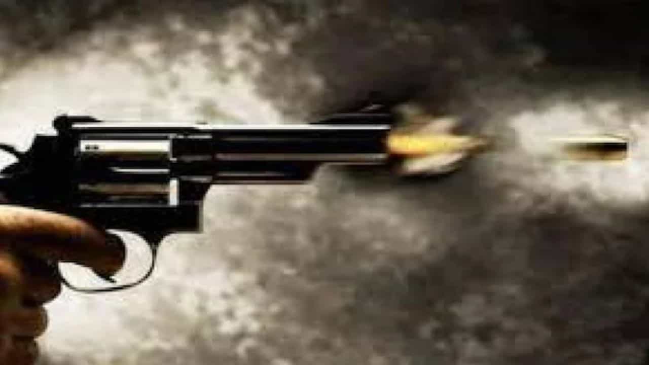 Crime News: ಗೆಳತಿಗೆ ಗುಂಡು ಹಾರಿಸಿ, ಆತ್ಮಹತ್ಯೆಗೆ ಯತ್ನಿಸಿದ ವಿವಾಹಿತ ವ್ಯಕ್ತಿ Crime News: ಗೆಳತಿಗೆ ಗುಂಡು ಹಾರಿಸಿ, ಆತ್ಮಹತ್ಯೆಗೆ ಯತ್ನಿಸಿದ ವಿವಾಹಿತ ವ್ಯಕ್ತಿ