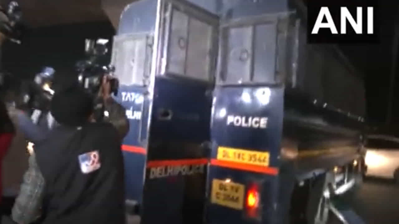 Shraddha Walkar murder case ದೆಹಲಿ: ಶ್ರದ್ಧಾ ಕೊಲೆ ಆರೋಪಿ ಅಫ್ತಾಬ್ ಪೂನಾವಾಲಾನನ್ನು ಕರೆದೊಯ್ಯತ್ತಿದ್ದ ಪೊಲೀಸ್ ವ್ಯಾನ್ ಮೇಲೆ ದಾಳಿ Shraddha Walkar murder case ದೆಹಲಿ: ಶ್ರದ್ಧಾ ಕೊಲೆ ಆರೋಪಿ ಅಫ್ತಾಬ್ ಪೂನಾವಾಲಾನನ್ನು ಕರೆದೊಯ್ಯತ್ತಿದ್ದ ಪೊಲೀಸ್ ವ್ಯಾನ್ ಮೇಲೆ ದಾಳಿ