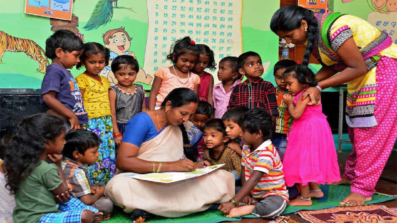 ಸಚಿವರ ಸ್ವಕ್ಷೇತ್ರದಲ್ಲಿಯೇ ಗೌರವ ಧನ ಇಲ್ಲದೇ ಅಂಗನವಾಡಿ ಕಾರ್ಯಕರ್ತೆಯರ ಪರದಾಟ ಸಚಿವರ ಸ್ವಕ್ಷೇತ್ರದಲ್ಲಿಯೇ ಗೌರವ ಧನ ಇಲ್ಲದೇ ಅಂಗನವಾಡಿ ಕಾರ್ಯಕರ್ತೆಯರ ಪರದಾಟ