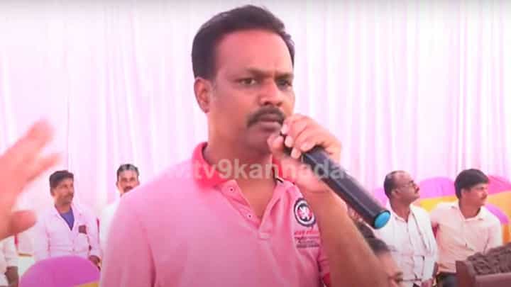 ನಿಯತ್ತಿಲ್ಲದ ಕಳ್ಳರು ಸಾವಿನ ಮನೆಯಲ್ಲೂ ತಮ್ಮ ಕಸುಬು ನಿಲ್ಲಿಸಲಿಲ್ಲ, ಚಂದ್ರಶೇಖರ ಅಂತಿಮ ದರ್ಶನಕ್ಕೆ ಬಂದವರ ಹಣ ಹಾರಿಸಿದ ಪಿಕ್ ಪಾಕೆಟ್ಗಳು! ನಿಯತ್ತಿಲ್ಲದ ಕಳ್ಳರು ಸಾವಿನ ಮನೆಯಲ್ಲೂ ತಮ್ಮ ಕಸುಬು ನಿಲ್ಲಿಸಲಿಲ್ಲ, ಚಂದ್ರಶೇಖರ ಅಂತಿಮ ದರ್ಶನಕ್ಕೆ ಬಂದವರ ಹಣ ಹಾರಿಸಿದ ಪಿಕ್ ಪಾಕೆಟ್ಗಳು!