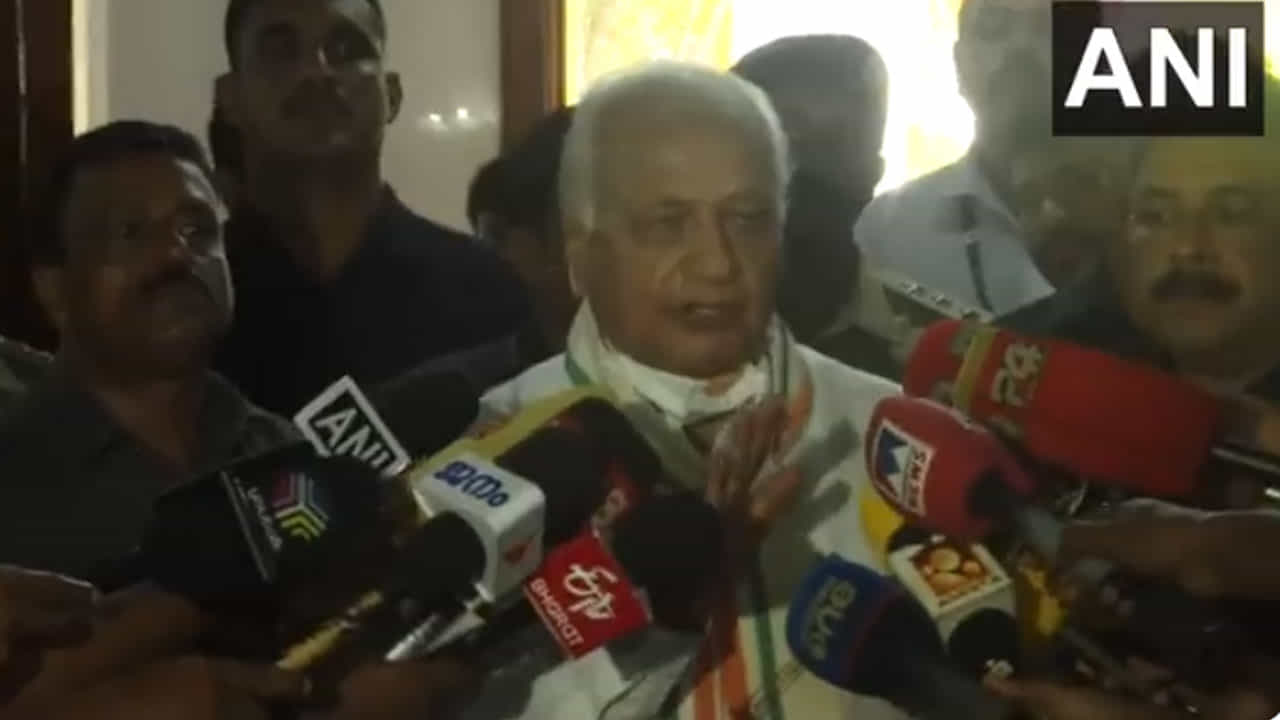 ಕೇರಳ ರಾಜ್ಯಪಾಲರ ಸುದ್ದಿಗೋಷ್ಠಿಯಲ್ಲಿ ಭಾಗಿಯಾಗದಂತೆ 2 ಸುದ್ದಿ ವಾಹಿನಿಗಳಿಗೆ ತಡೆ; ಪತ್ರಕರ್ತರಿಂದ ಪ್ರತಿಭಟನೆ ಕೇರಳ ರಾಜ್ಯಪಾಲರ ಸುದ್ದಿಗೋಷ್ಠಿಯಲ್ಲಿ ಭಾಗಿಯಾಗದಂತೆ 2 ಸುದ್ದಿ ವಾಹಿನಿಗಳಿಗೆ ತಡೆ; ಪತ್ರಕರ್ತರಿಂದ ಪ್ರತಿಭಟನೆ