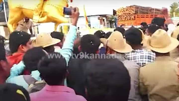ಮಾಲೂರು ಮಾಜಿ ಶಾಸಕ ಮಂಜುನಾಥ ಗೌಡ ದೂಂಡಾವರ್ತನೆ, ಪೊಲೀಸರ ಸಮ್ಮುಖದಲ್ಲೇ ಬಿಜೆಪಿ ಮುಖಂಡನ ಮೇಲೆ ಹಲ್ಲೆ! ಮಾಲೂರು ಮಾಜಿ ಶಾಸಕ ಮಂಜುನಾಥ ಗೌಡ ದೂಂಡಾವರ್ತನೆ, ಪೊಲೀಸರ ಸಮ್ಮುಖದಲ್ಲೇ ಬಿಜೆಪಿ ಮುಖಂಡನ ಮೇಲೆ ಹಲ್ಲೆ!