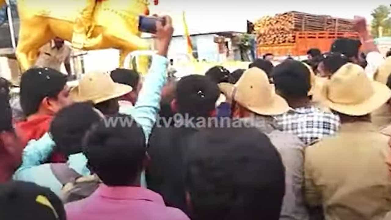 ಮಾಲೂರು ಮಾಜಿ ಶಾಸಕ ಮಂಜುನಾಥ ಗೌಡ ದೂಂಡಾವರ್ತನೆ, ಪೊಲೀಸರ ಸಮ್ಮುಖದಲ್ಲೇ ಬಿಜೆಪಿ ಮುಖಂಡನ ಮೇಲೆ ಹಲ್ಲೆ! ಮಾಲೂರು ಮಾಜಿ ಶಾಸಕ ಮಂಜುನಾಥ ಗೌಡ ದೂಂಡಾವರ್ತನೆ, ಪೊಲೀಸರ ಸಮ್ಮುಖದಲ್ಲೇ ಬಿಜೆಪಿ ಮುಖಂಡನ ಮೇಲೆ ಹಲ್ಲೆ!
